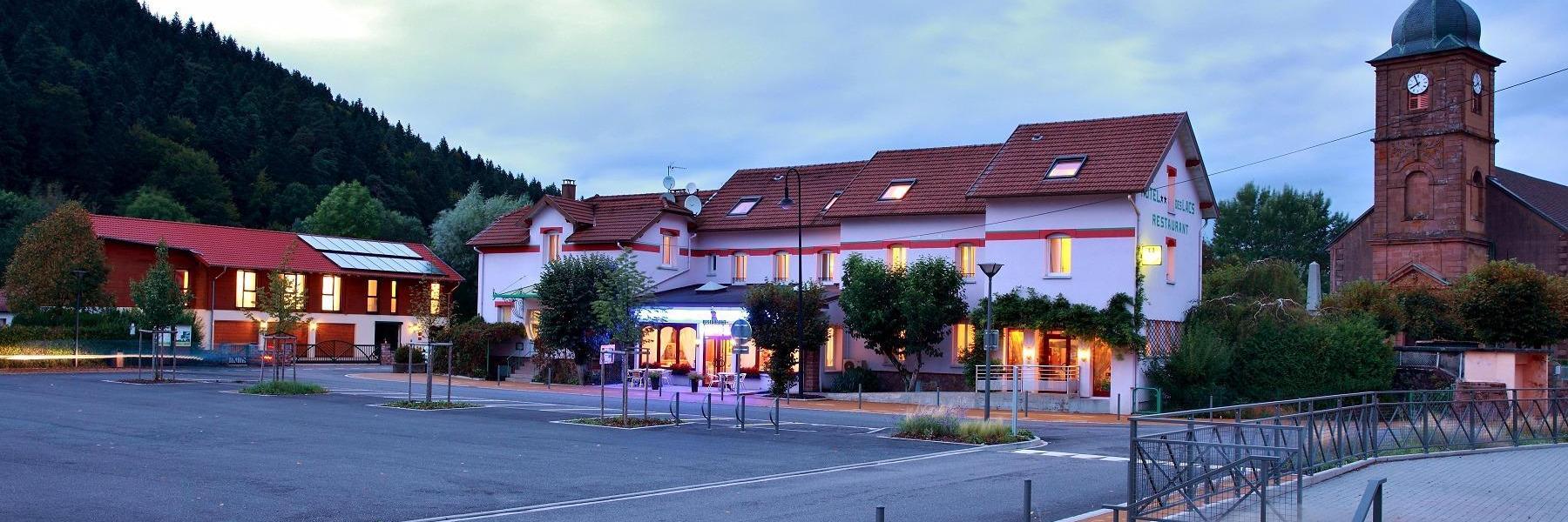 Logis Hotel Des Lacs Celles-sur-Plaine Exterior foto